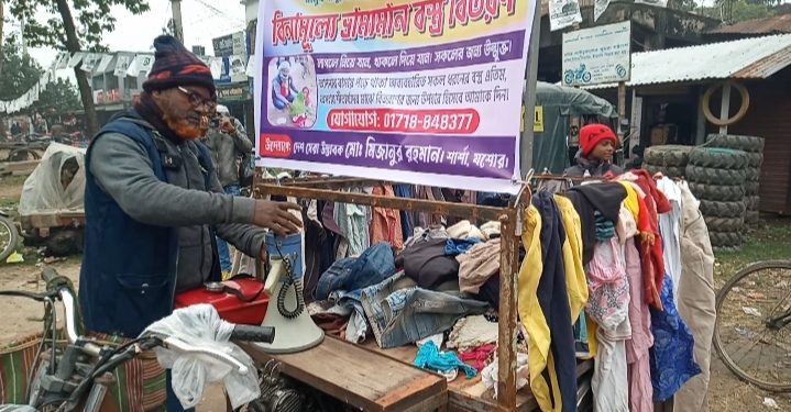 অভিনব কায়দায় উদ্ভাবক মিজানের বিনামূল্যে ভ্রাম্যমান শীতবস্ত্র বিতরণ 