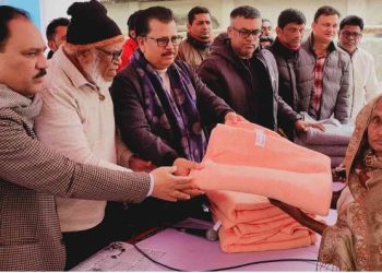 জামালপুরে সাড়ে চার হাজার অসহায় শীতার্ত মানুষকে শীতবস্ত্র দিলেন পৌর মেয়র 