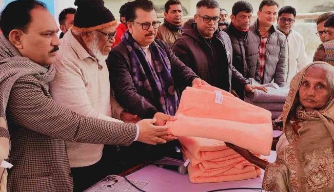 জামালপুরে সাড়ে চার হাজার অসহায় শীতার্ত মানুষকে শীতবস্ত্র দিলেন পৌর মেয়র 