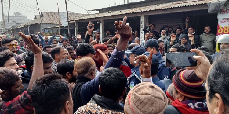 নেত্রকোনায় সিএনজি ড্রাইভারদের সাথে ট্রাফিক পুলিশের হাতাহাতি
