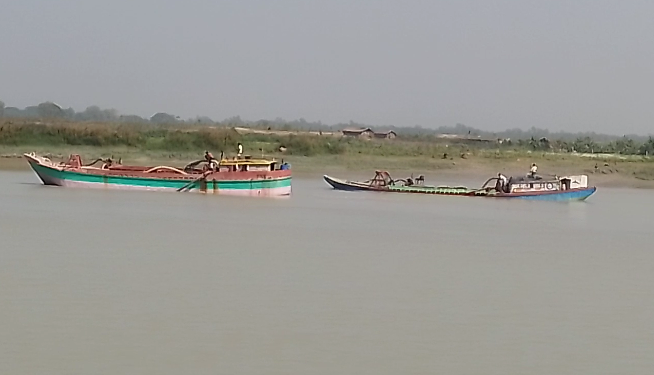 বাঁশখালীর তেইচ্ছিপাড়ায় থামছেনা অবৈধ বালু উত্তোলন, প্রশাসন নির্বিকার