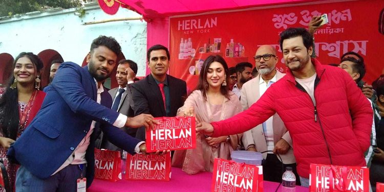 নায়িকা অপু বিশ্বাস নায়ক ইমন নড়াইলে ‘হারল্যান স্টোর’ উদ্বোধন করলেন