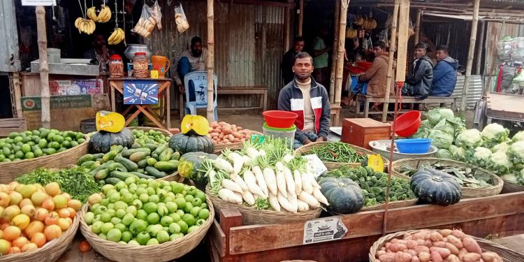 নড়াইলের বাজারে পর্যাপ্ত শীতকালীন সবজি তবে নিয়ন্ত্রণ নাই দামে
