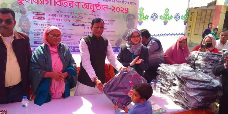 রামপালে শিক্ষার্থীদের মাঝে স্কুলব্যাগ বিতরণ 
