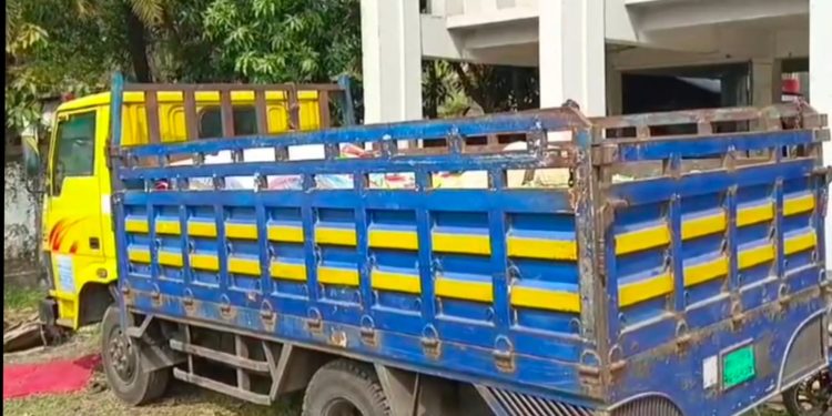 পটুয়াখালীতে মাদরাসার শিক্ষার্থীদের বিনামূল্যের পাঠ্যবই পাচারকালে জব্দ