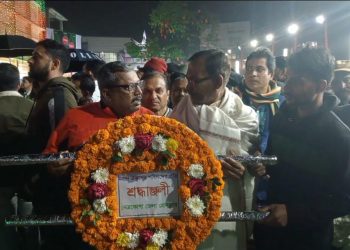 নেত্রকোণায় শহীদ মিনারে শ্রদ্ধা জানাতে জনতার ঢল