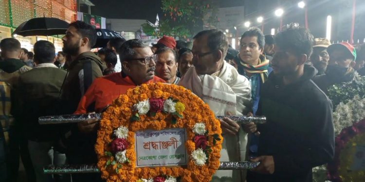 নেত্রকোণায় শহীদ মিনারে শ্রদ্ধা জানাতে জনতার ঢল