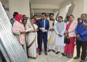 পটুয়াখালীতে ঢেউটিন ও গৃহ নির্মাণের চেক বিতরণ
