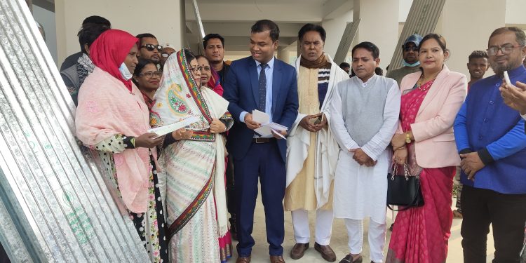 পটুয়াখালীতে ঢেউটিন ও গৃহ নির্মাণের চেক বিতরণ