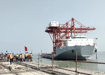 তাপ বিদ্যুৎ কেন্দ্রের দুটি শিপ আনলোডার নিয়ে পায়রা বন্দরে ভিড়লো মাদার ভ্যাসেল এমভি জি সান।