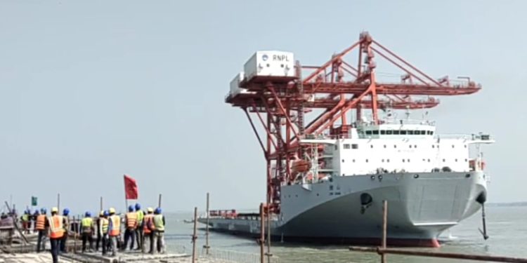 তাপ বিদ্যুৎ কেন্দ্রের দুটি শিপ আনলোডার নিয়ে পায়রা বন্দরে ভিড়লো মাদার ভ্যাসেল এমভি জি সান।