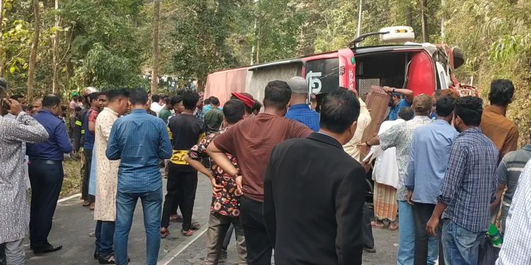 কাপ্তাইয়ের নিয়ন্ত্রণ হারিয়ে রাস্তায় উল্টে গেল আনন্দভ্রমনের বাস