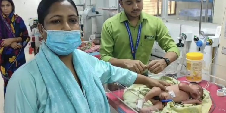 পটুয়াখালীতে ময়লার ঝোপ থে‌কে  নবজাত‌ক উদ্ধার