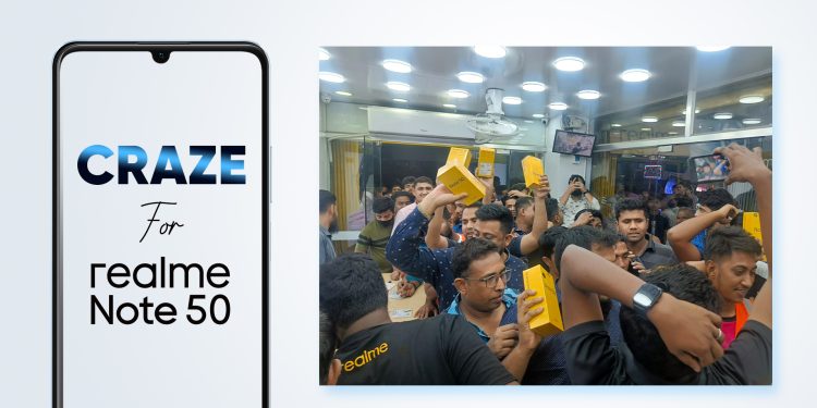 রিয়েলমি নোট ৫০ কিনতে আউটলেটগুলোতে গ্রাহকের উপচে পড়া ভীড়
