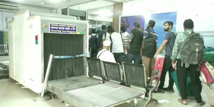 ভারতের পেট্রাপোল কাস্টমসে বাংলাদেশি নারীকে স্বর্ণবারসহ আটক