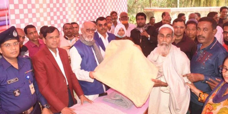 রামপালে নিম্ন আয়ের মানুষের হাতে কম্বল তুলে দিলেন কেসিসি মেয়র