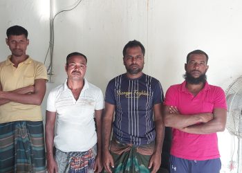 চর বিজয়ে অবৈধভাবে মাছের রেনু ধরায় চার জেলে আটক