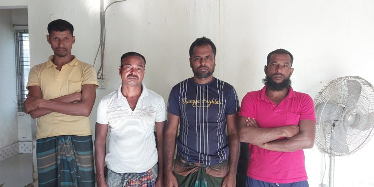 চর বিজয়ে অবৈধভাবে মাছের রেনু ধরায় চার জেলে আটক