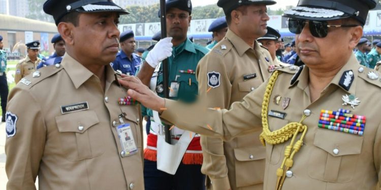 নরসিংদীর মাধবদী থানার অফিসার ইনচার্জ মোহাম্মদ কামরুজ্জামান আইজিপি পদকে ভূষিত