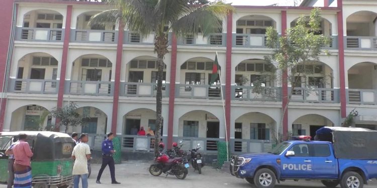 জামালপুরে অসদুপায় অবলম্বনে বাধা, হল সুপার ও কক্ষ তত্বাবধায়কদেরকে অবরোধ করে রাখে পরীক্ষার্থীরা