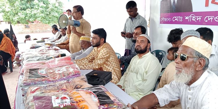 কুয়াকাটায় কাউন্সিলর শহিদ দেওয়ানের ঈদ বস্ত্র বিতরণ