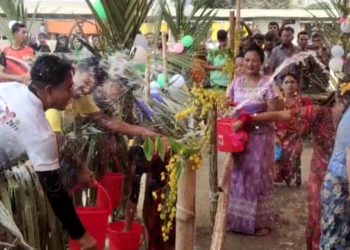 কুয়াকাটায় রাখাইনদের ৩ দিনব্যাপী জলকেলি উৎসব শুরু