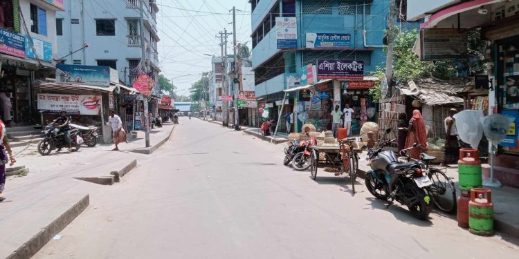 তীব্র তাপদাহে জনশুণ্য হয়ে পড়েছে ব্যস্ততম নগরী বেনাপোল
