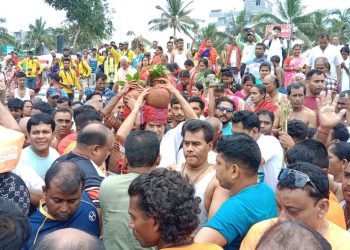 কুয়াকাটা সমুদ্র সৈকতে পুন্যলাভের আশায় সনাতন ধর্মাবলম্বীদের  গঙ্গাস্নান