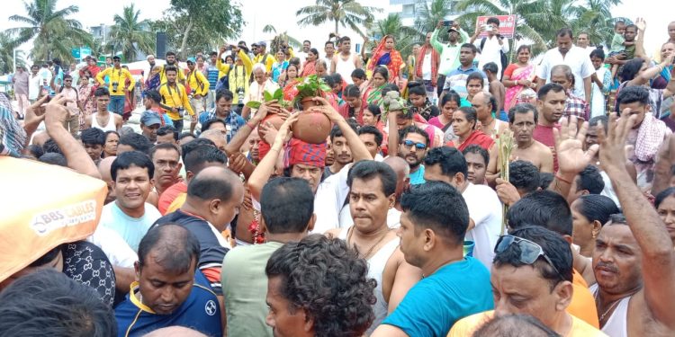 কুয়াকাটা সমুদ্র সৈকতে পুন্যলাভের আশায় সনাতন ধর্মাবলম্বীদের  গঙ্গাস্নান