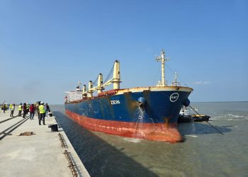 পায়রা বন্দরের নিজস্ব জেটিতে পরীক্ষামুলক শুরু হয়েছে পন্য খালাস