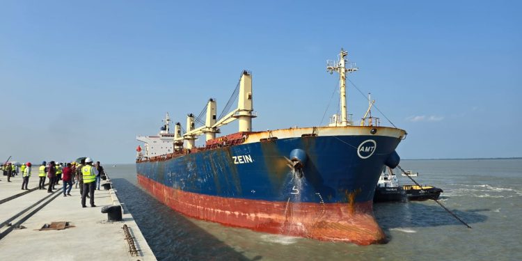 পায়রা বন্দরের নিজস্ব জেটিতে পরীক্ষামুলক শুরু হয়েছে পন্য খালাস