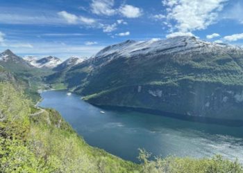 যে দেশে সূর্য অস্ত যায় না;রাত হয় না