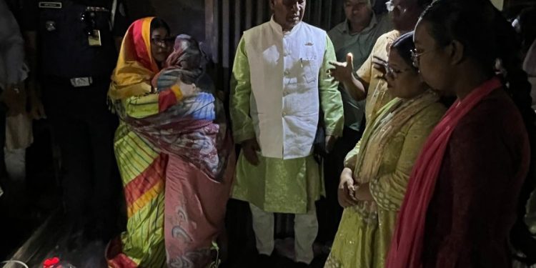 সাংবাদিক জীবন কৃষ্ণ মন্ডল’র পরিবারের পাশে দাঁড়ালেন ত্রান প্রতিমন্ত্রী