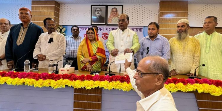 পটুয়াখালীতে অর্ধশতাধিক অসহায় মানুষ পেল প্রধানমন্ত্রীর অর্থ সহায়তা 