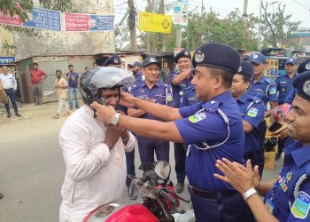 জামালপুরে মোটরসাইকেল আরোহীদের হেলমেট দিলেন পুলিশ সুপার