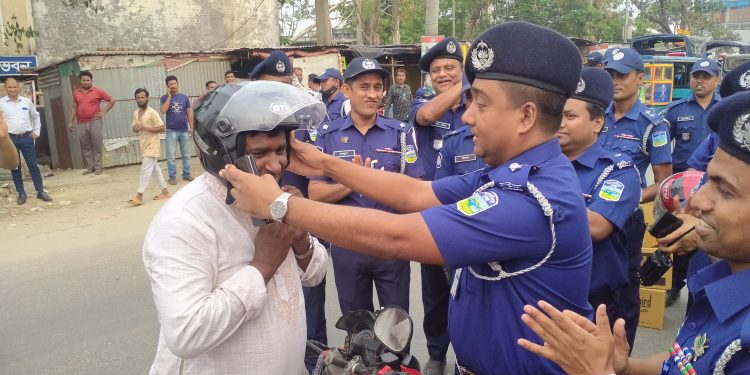 জামালপুরে মোটরসাইকেল আরোহীদের হেলমেট দিলেন পুলিশ সুপার