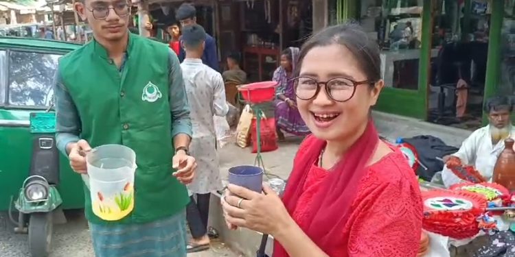 তীব্র তাবদাহর কাপ্তাইয়ে দুই সামাজিক সংগঠন বিনামূল্যে শরবত বিতরণ
