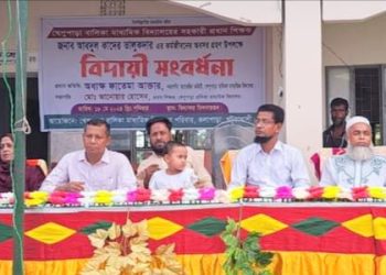 পটুয়াখালীতে সহকারী প্রধান শিক্ষককে ব্যতিক্রমী বিদায় সংবর্ধনা