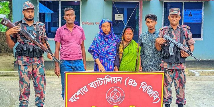 ভারতে যাওয়ার সময় বেনাপোল ঘিবা সীমান্তে মায়ানমার নাগরিক সহ আটক