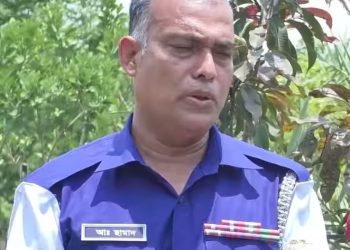 রাজশাহী জেলার বাঘা উপজেলায় ৫৭ বছর বয়সে এসে এস এস সি পাশ করলেন পুলিশ কনস্টেবল সামাদ 