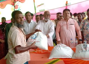রামপালে ‘আল খেদমত’ ফাউন্ডেশন’র উদ্যোগে ত্রাণ সামগ্রী ও ঢেউটিন বিতরণ