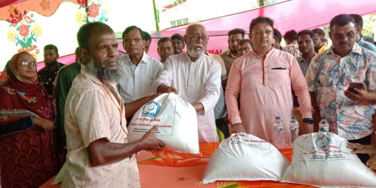 রামপালে ‘আল খেদমত’ ফাউন্ডেশন’র উদ্যোগে ত্রাণ সামগ্রী ও ঢেউটিন বিতরণ