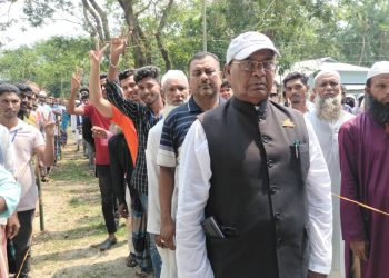 উপজেলা পরিষদ নির্বাচন…ভোটারদের সাথে লাইনে দাঁড়িয়ে ভোট দিলেন ত্রাণ প্রতিমন্ত্রী