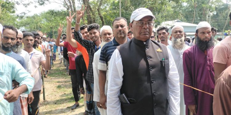 উপজেলা পরিষদ নির্বাচন…ভোটারদের সাথে লাইনে দাঁড়িয়ে ভোট দিলেন ত্রাণ প্রতিমন্ত্রী