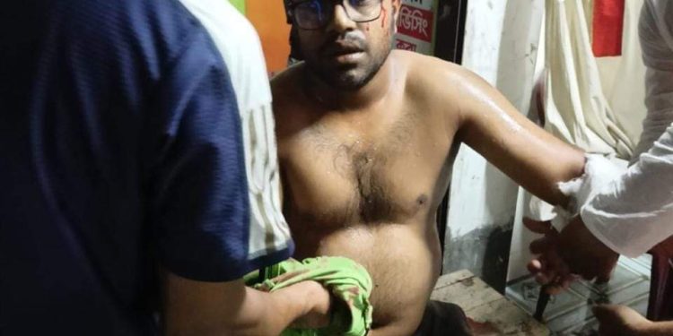 বেনাপোলে সহকারী রাজস্ব কাস্টমস কর্মকর্তাকে কুপিয়েছে দুর্বৃত্তরা