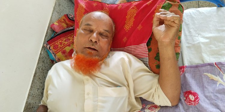 পূর্ব শত্রুতার জেরে বড় চাচাকে পিটিয়ে রক্তজঘম করেছে ভাতিজা