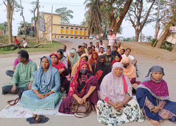 পটুয়াখালীতে ওসির বিরুদ্ধে ঝাড়ু মিছিল