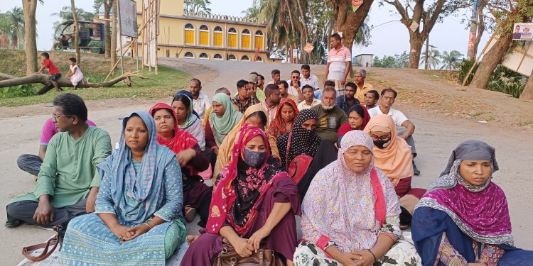পটুয়াখালীতে ওসির বিরুদ্ধে ঝাড়ু মিছিল