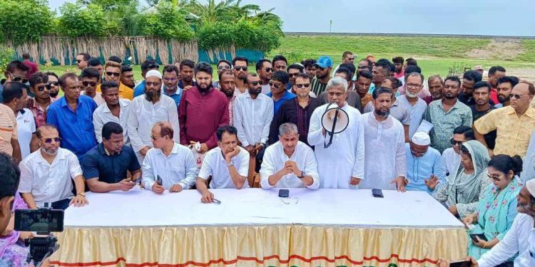 রামপালে ঘূর্ণিঝড়ে ক্ষতিগ্রস্ত পরিবারের মাঝে কেন্দ্রীয় বিএনপি’র অর্থ  সহায়তা প্রদান 