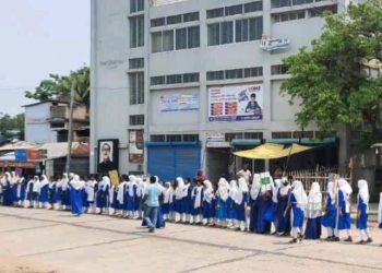 রাজশাহীর বাঘায় অবৈধ পাকিং বন্ধসহ অবৈধ যান চলাচল বন্ধের দাবিতে ছাত্রীদের মানববন্ধন  